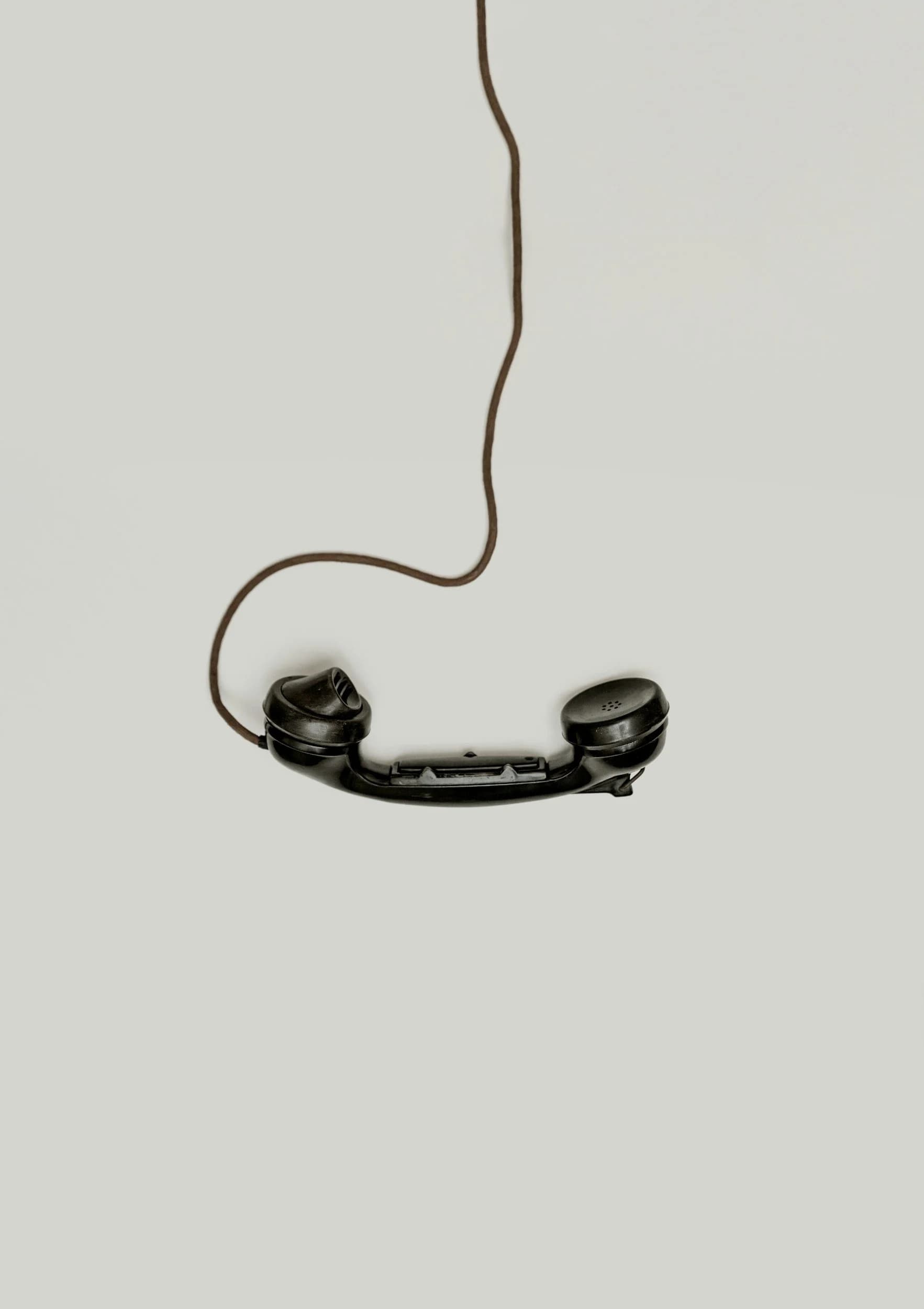 Retro telephone handset symbolizing contact with Nikolina Momcilovic, holistic career coach.